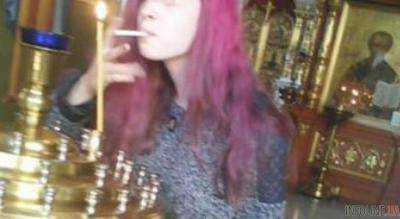 Благодаря фото в соцсетях в России возбудили дело из-за прикуривания сигареты от свечи в церкви