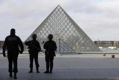 Лувр вновь открылся через 24 часа после нападения злоумышленника с мачете