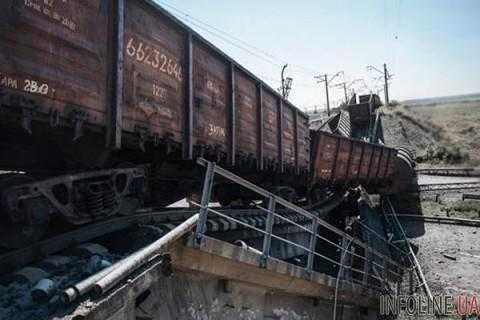 В Луганской области неизвестные взорвали ж/д мост с угольным эшелоном. Фото