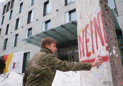 Посол Украины в Германии осудил инцидент с фрагментом Берлинской стены в Киеве