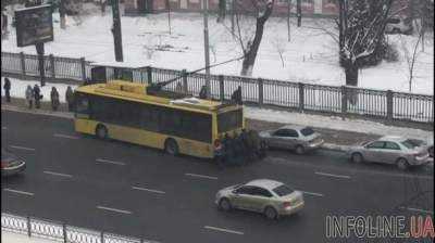 В Киеве пассажиры толкали троллейбус