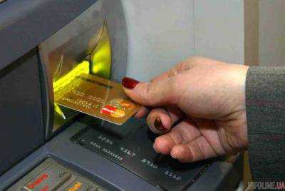 Украинцам запретили свободно пользоваться зарплатными карточками