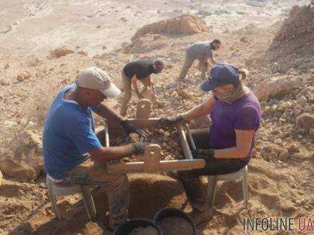 Археологи нашли пещеру, где хранились свитки Мертвого моря