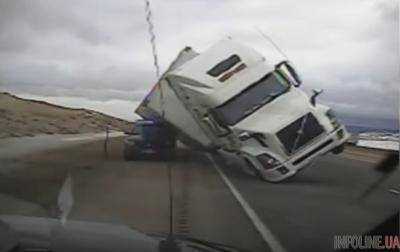 В США грузовик сдуло ветром.Видео