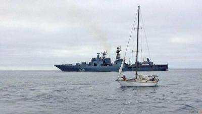 В Атлантике британский военная корабль спас яхту