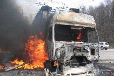 В Житомирской области на заправке загорелся грузовик, водитель получил ожоги