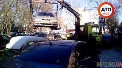 В Киеве за неправильную парковку полицейские начали эвакуировать авто. Видео