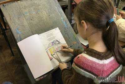В Крыму школьникам раздали книги-раскраски о Керченском мосте