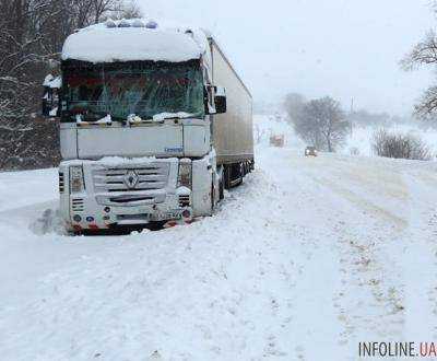 Из-за погодных условий на Прикарпатье временно ограничили движение грузовиков