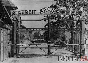 В нацистский лагерь смерти Дахау вернули ворота с лозунгом "Arbeit Macht Frei"