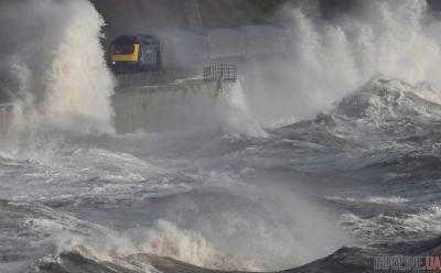 На Великобританию обрушился мощный шторм "Дорис"