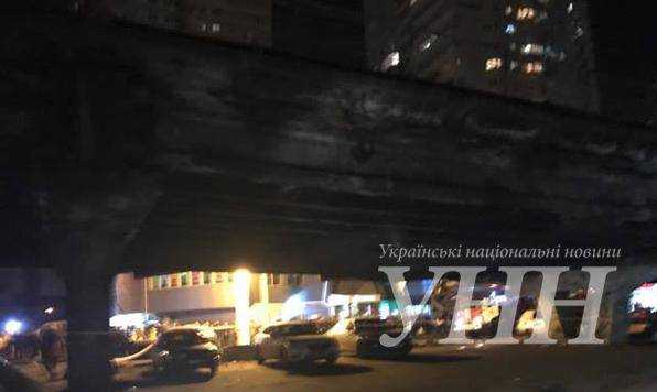 В Киев произошел обвал Шулявского моста, перекрыта улица