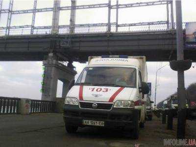 В Киеве юноша упал с пешеходного моста