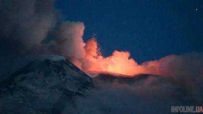 В Италии началось извержение вулкана Этна.Видео