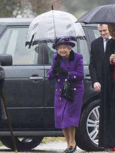 Королева Елизавета II появилась на публике в ярком наряде