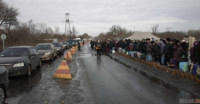 Почти 700 машин собралось в очередях на КПВВ на Донбассе