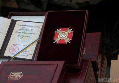 П.Порошенко отметил наградами раненых и погибших героев АТО