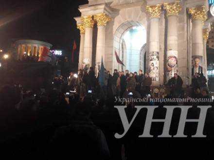 На Майдане около сотни человек собрались из-за разгона блокады