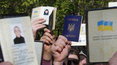 Президент поручил правительству разработать механизм получения украинских паспортов жителям Донбасса