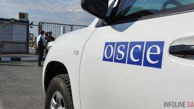 Наблюдатели ОБСЕ зафиксировали сотрудников похоронного бюро с гробом на мосту Станицы Луганской