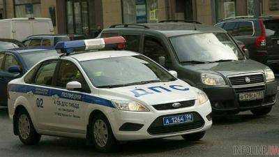 В Москве полуголый мужчина станцевал на крыше полицейской машины