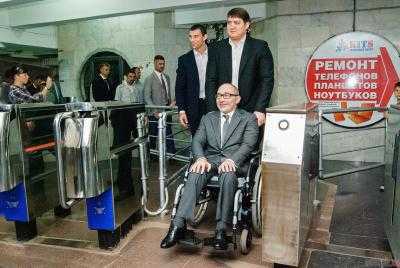 Г.Кернес задекларировал инвалидную коляску и 38 млн грн наличных