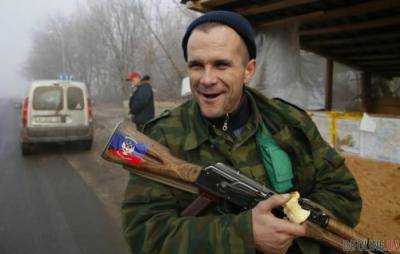 Российские военные на Донбассе разворовывают оружие для продажи и обмена на алкоголь