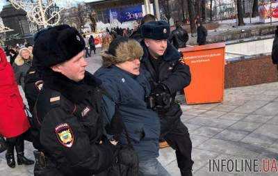 В соцсетях издеваются над "доблестью" российской полиции, сражающейся с митингующими