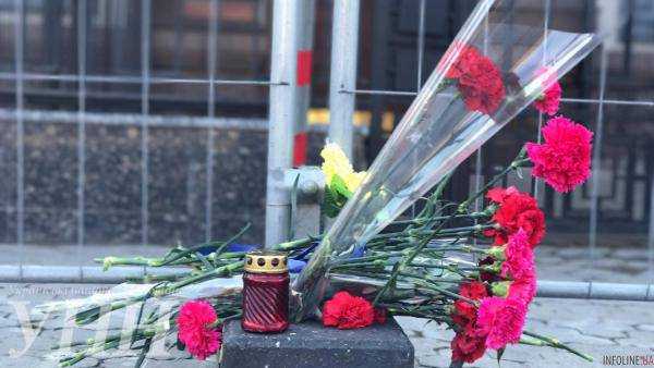 Украинцы несут цветы к посольству России в Киеве