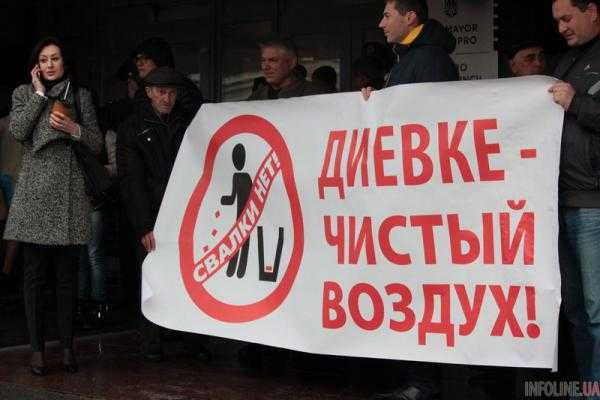 Носилки, плакаты и флаги под дождем: что происходит под Днепровским горсоветом