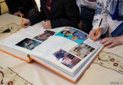 Первая леди Украины М.Порошенко привезла в Хмельницкую область "Книгу Мира"