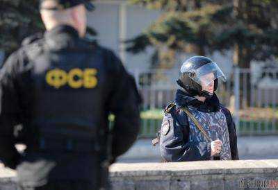 В аннексированном Крыму сообщили о стрельбе и арестах во время обысков