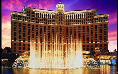 В Лас-Вегасе загорелся один из крупнейших в мире отелей-казино.Видео