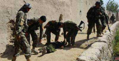 В Афганистане в результате нападения талибов на военную базу погибли десятки солдат