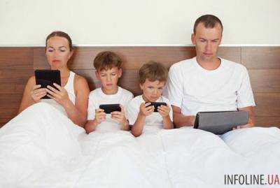 Пользование смартфонами родителями вредит семье