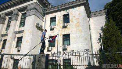 Под стенами посольства России в Киеве нарисовали 3D-граффити