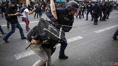 В Париже полиция разогнала протестующих слезоточивым газом