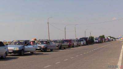 Около 60 автомобилей стоят в очередях на админгранице с Крымом