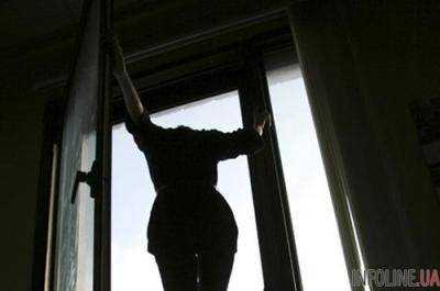 В Энергодаре женщина выбросила с окна квартиры на девятом этаже свою 12-летнюю дочь