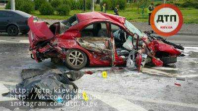 Жуткое ДТП в Киеве: водитель погиб на месте, пассажиру оторвало руку. Фото, видео
