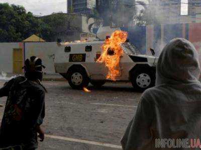 В Венесуэле бронетранспортер въехал в толпу протестующих