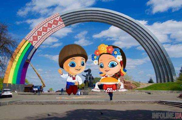 Киевская Арка Дружбы народов стала мемом.Фото