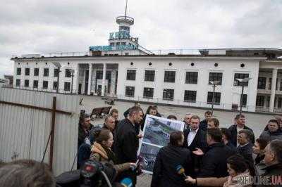 В Киеве открыли обновленную наземную часть Почтовой площади