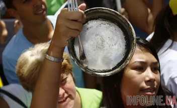 Женщины стучали по сковороде и раздевались на антиправительственном марше в Венесуэле