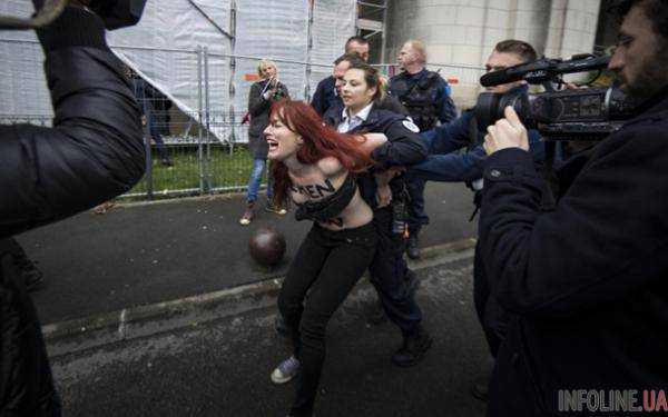 Femen протестовали возле участка Ле Пен.Фото