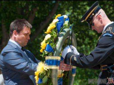 Министр иностранных дел Украины П.Климкин положил сине-желтый венок к мемориалу Неизвестного солдата в Вашингтоне