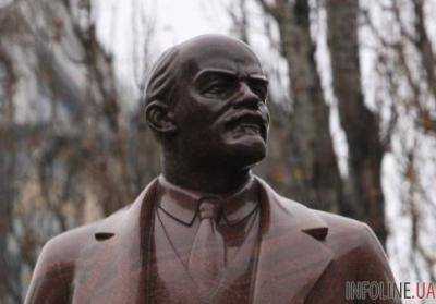 В Киеве снесли последний памятник Ленину.Видео