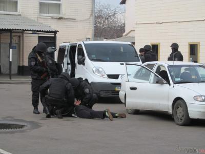 Правоохранители Одессы со стрельбой задержали злоумышленника