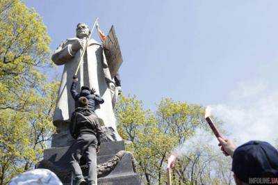 Полиция зарегистрировала факт повреждения памятника Н.Ватутину в Киеве