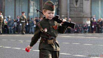 Переодетых в военную форму РФ детей вывели на парад в Севастополе